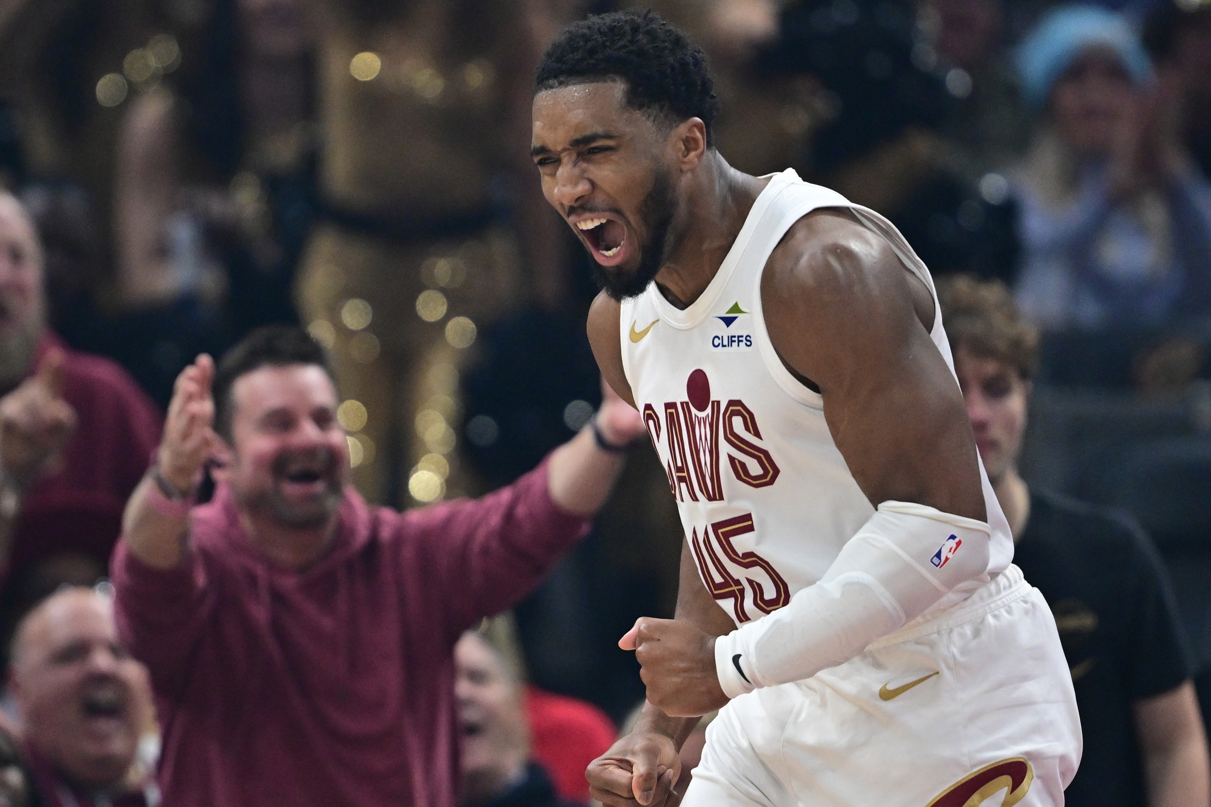 半岛体育APP-米球王!米切尔25中11砍32分5板8助1抢断 关键时刻5分1助带走胜利