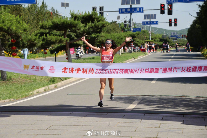 赵娜15分27秒夺济南粉红公益跑冠军，称赛道如训练课|山东队|济南市|比赛|马拉松|绿植_新浪体育_新浪新闻